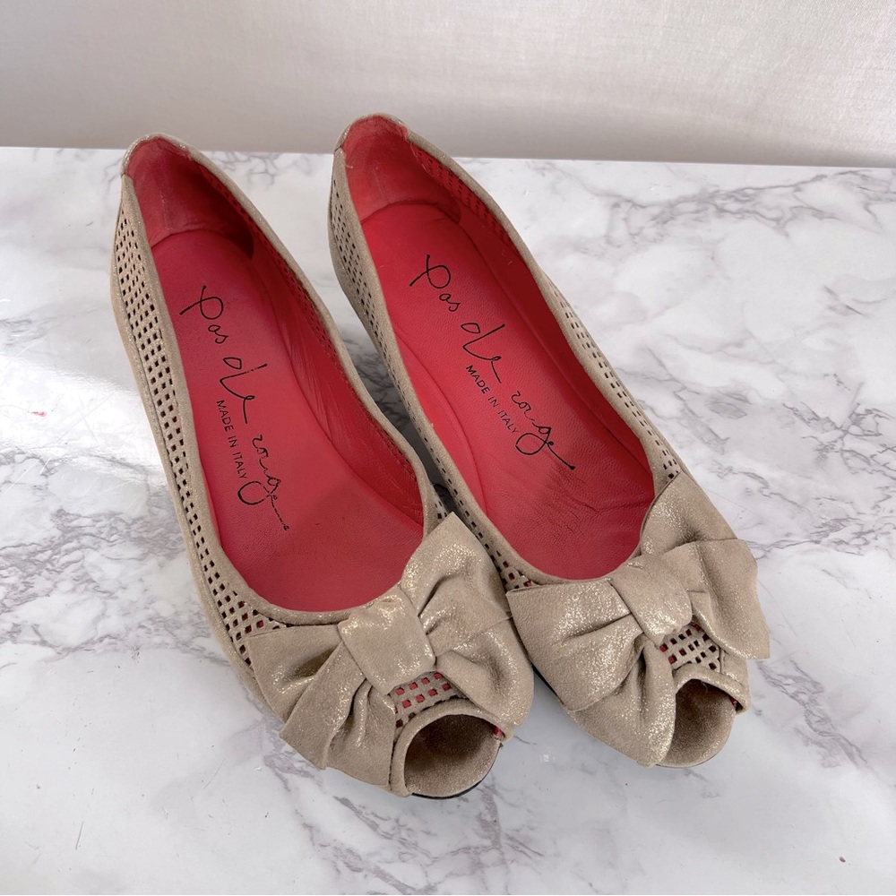 Pas De Rouge Champagne Colored Suede Peep Toe Bow Wedges.  Size EU 37